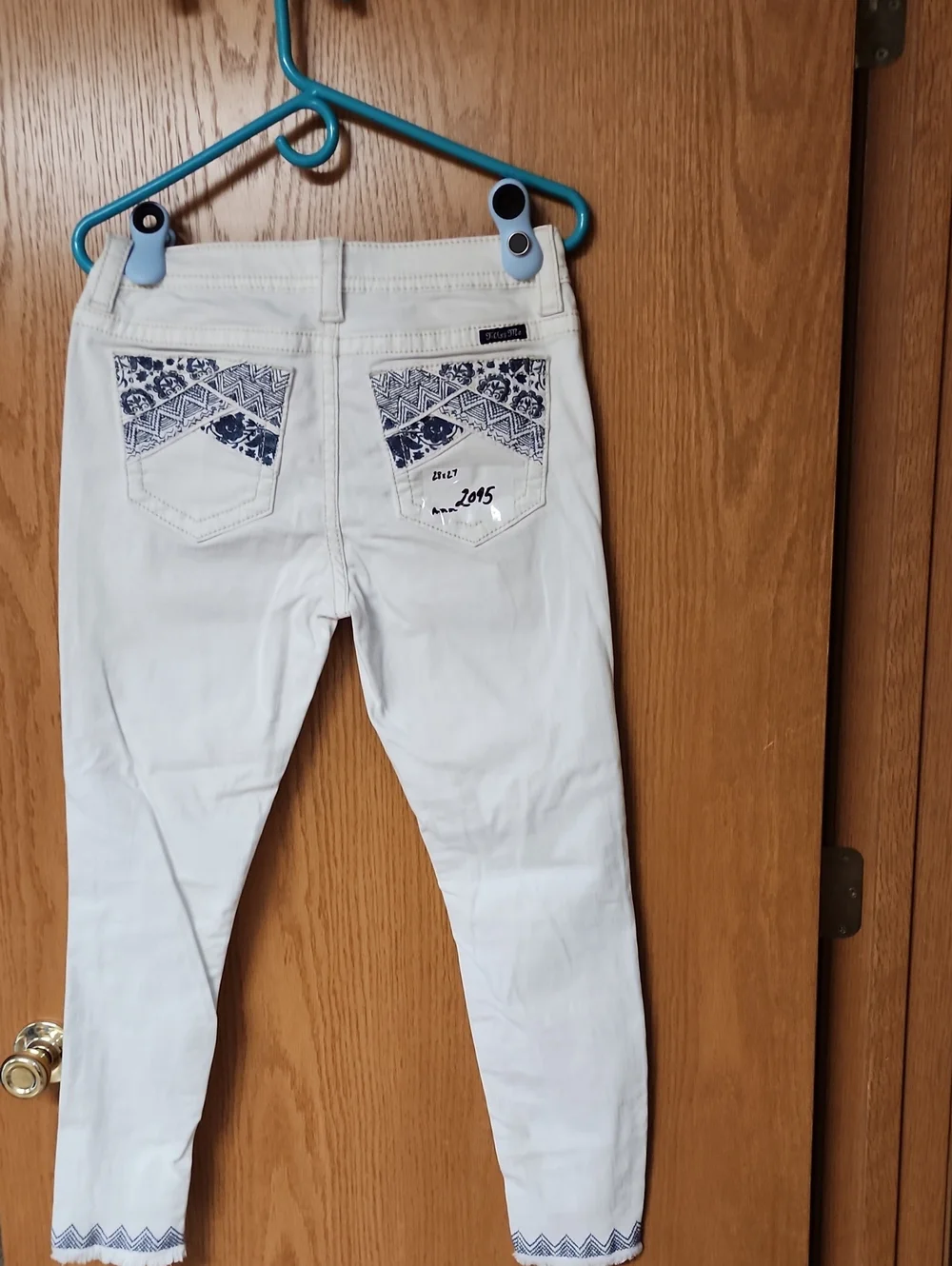 Miss Me White Embroidered Women’s Jeans Stylish Pocket Detail 28x27 number 2095
